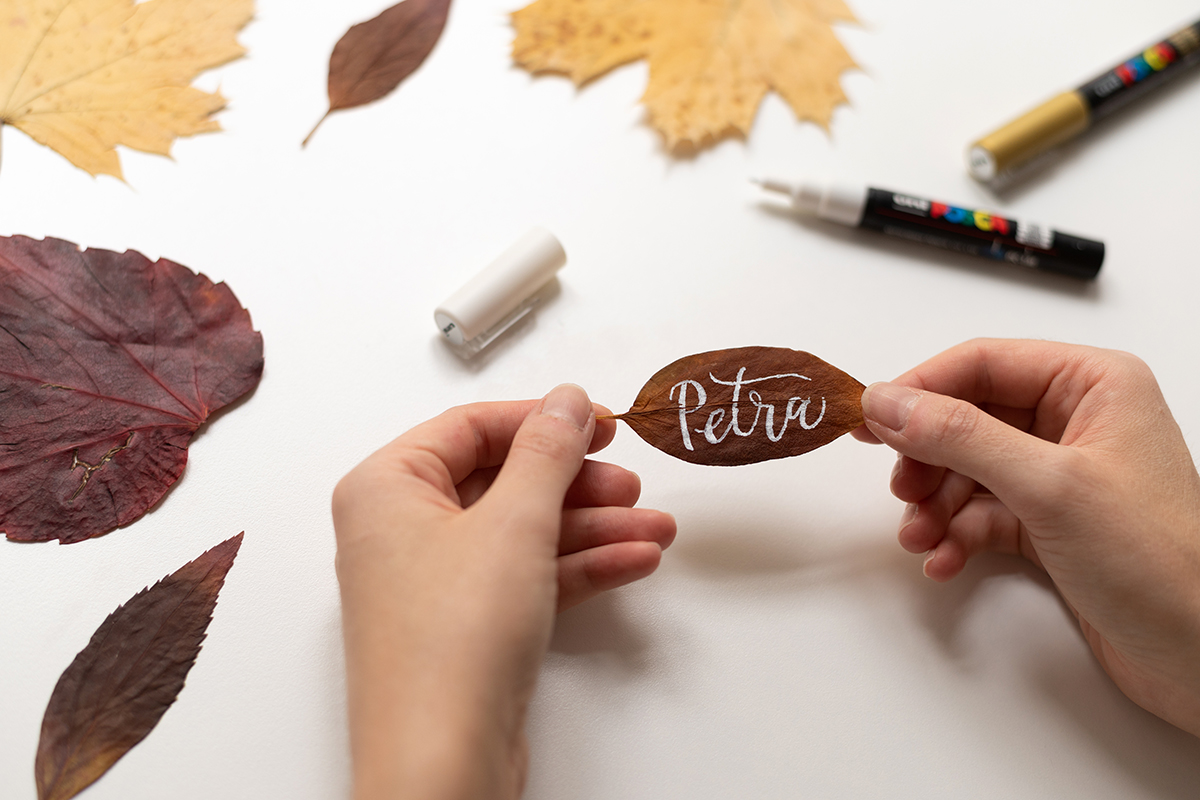 Herbstblätter-Tischkarten als Tischdeko | we love handmade