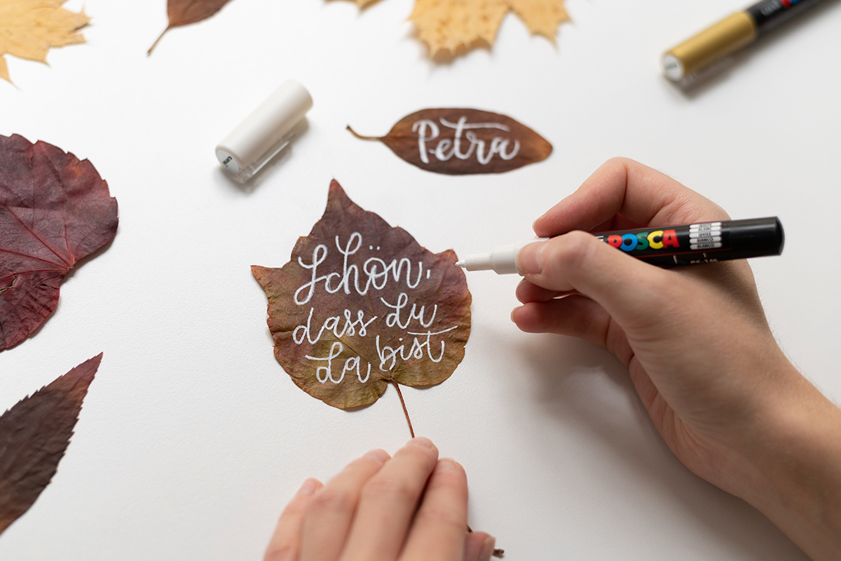 Lettering-DIY: Herbstblätter Tischkarten | we love handmade