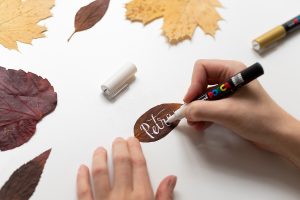 Tischkarten-DIY: Herbstblätter beschriften | we love handmade