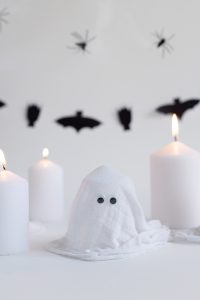 DIY: Halloween Geister - süß schaurige Dekoration zum Selbermachen | we love handmade