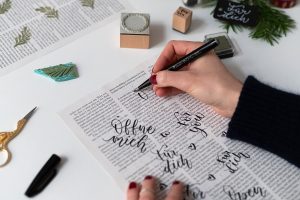 Geschenke nachhaltig verpacken: Lettering | we love handmade