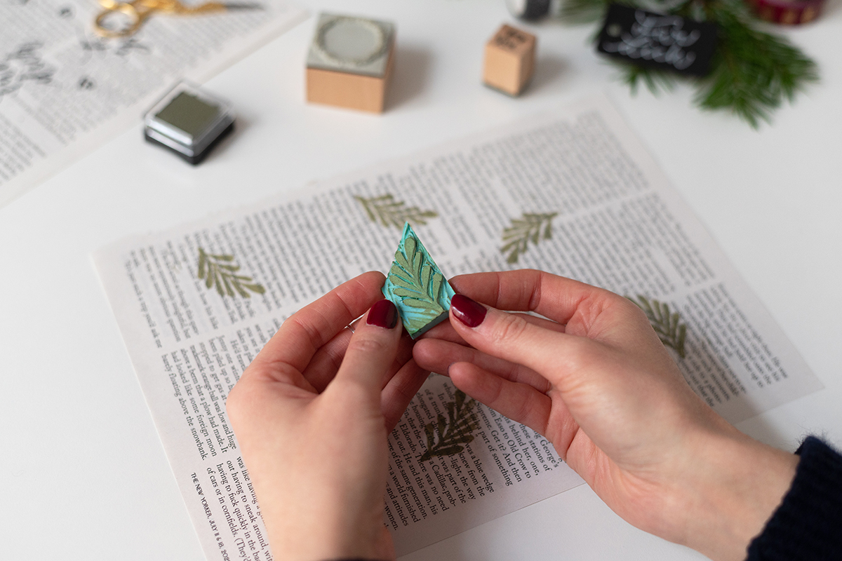 Zeitungspapier bestempeln: Geschenkverpackungs-DIY | we love handmade