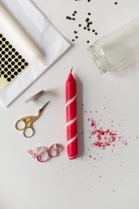 Zuckerstangen-Dip-Dye-Kerze: DIY | we love handmade