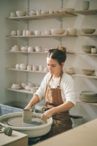 Feature: Studio Ok Keramikatelier - Gründerin Berit Reuter-Ransmayr an der Töpferscheibe | we love handmade