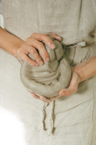 Feature: Studio Ok Keramikatelier - Ton kneten | we love handmade