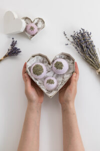 DIY: Badekugeln mit getrockneten Blumen — Valentinstagsgeschenk | we love handmade