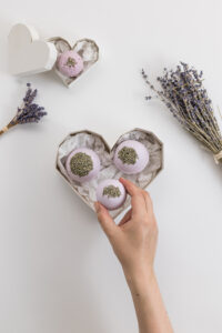 DIY: Badekugeln mit getrockneten Blumen — Badekugeln in Herzschachtel verpacken | we love handmade