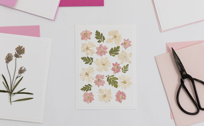 DIY: Karte mit gepressten Blumen zum Muttertag | we love handmade
