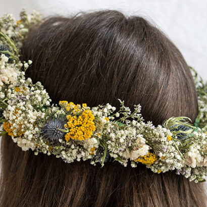 DIY: Blumenkranz binden als Kopfschmuck | we love handmade