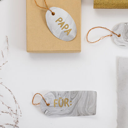 DIY: Geschenkanhänger - Papier marmorieren | we love handmade