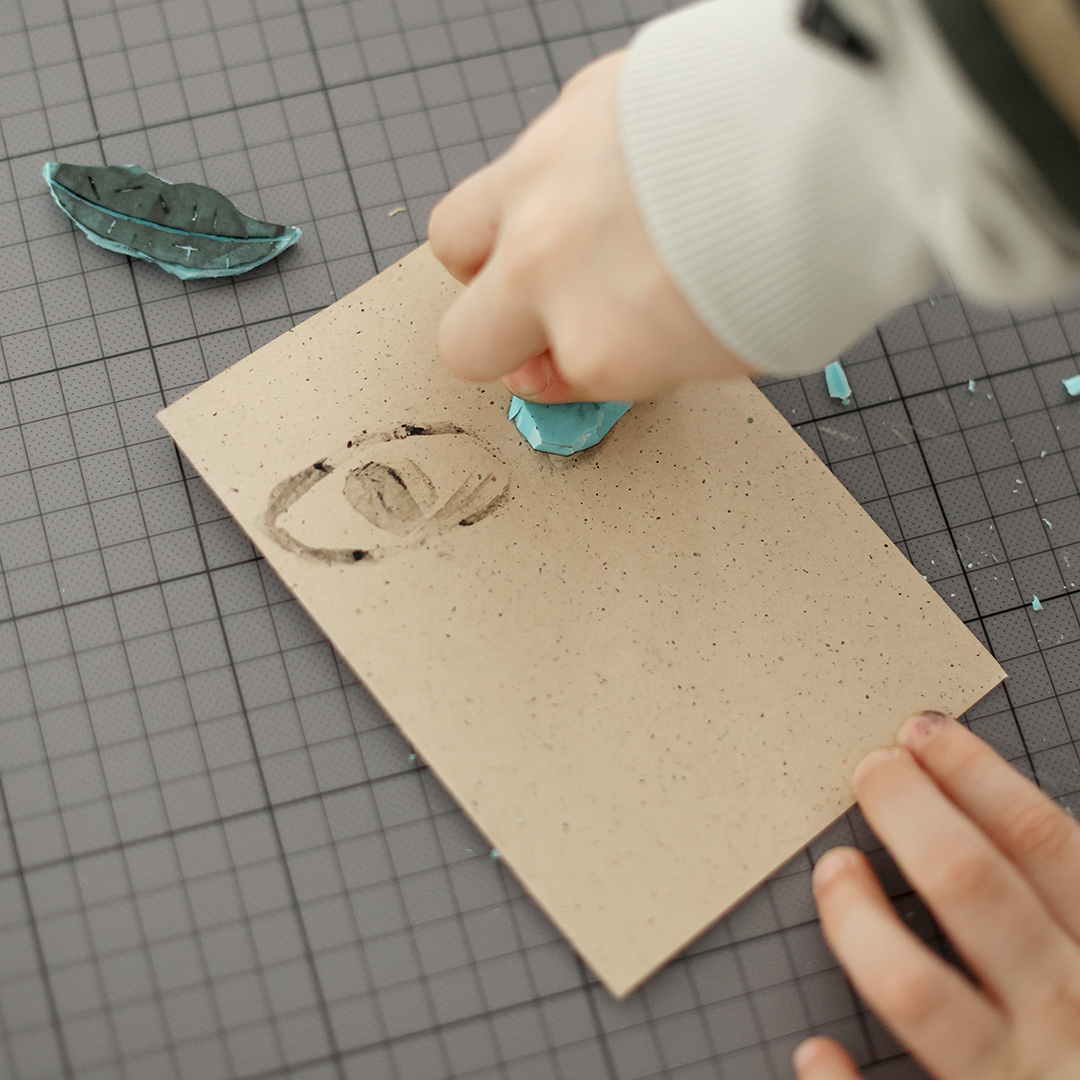 Eltern-Kind-Workshop – Stempel schnitzen und drucken | 27.09.2025 – Bild 4