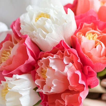 DIY: Pfingstrosen aus Krepppapier — Handgemachte Papierblumen | we love handmade
