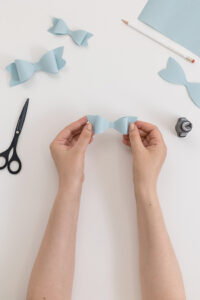 DIY-Schleife aus Papier: Bastelideen mit Papier - Schleife zusammenbauen | we love handmade