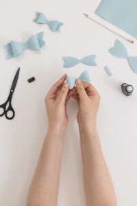 DIY-Schleife aus Papier: Schritt 3 - Schleife falten und kleben | we love handmade