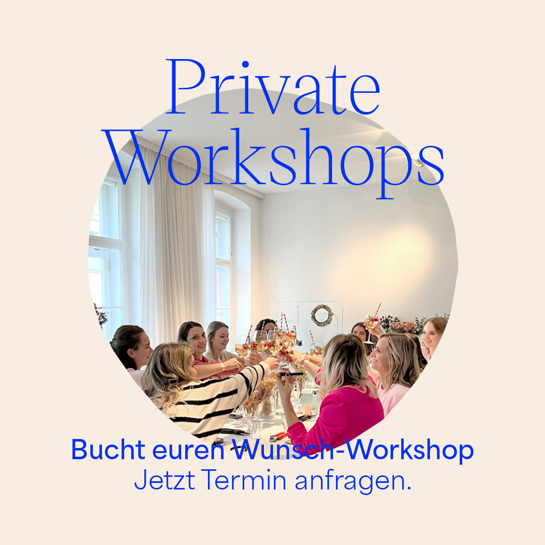 Eine Gruppe von Frauen sitzt an einer festlich gedeckten Tafel in einem hellen, lichtdurchfluteten Raum und stößt mit Weingläsern an. Das Bild ist kreisförmig ausgeschnitten auf einem beigen Hintergrund. Darüber steht in blauer Serifenschrift 'Private Workshops' und darunter der Aufruf 'Bucht euren Wunsch-Workshop. Jetzt Termin anfragen.' | we love handmade