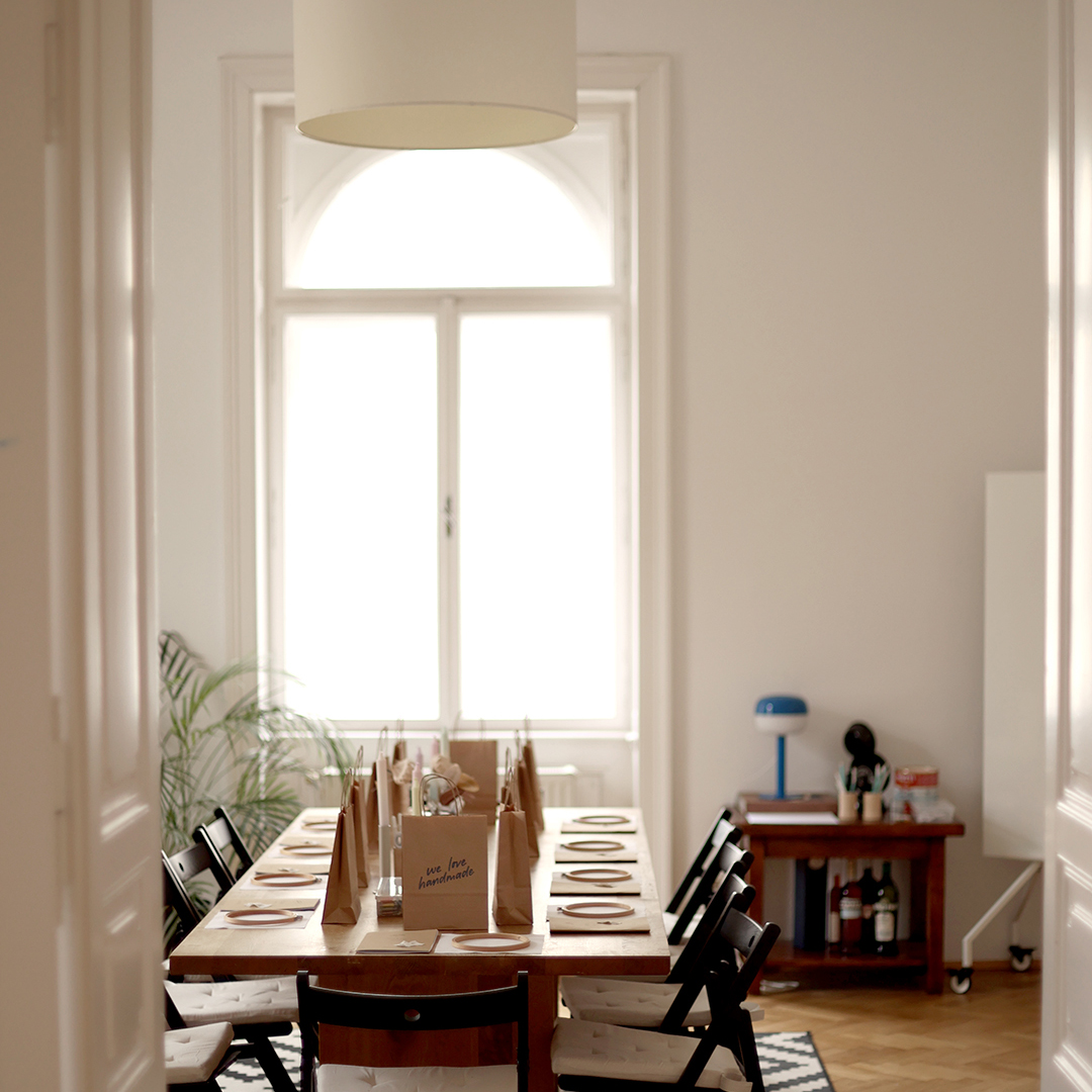 Vorbereiteter Workshop-Tisch im Altbau-Studio in Wien für einen kreativen DIY-Workshop oder Junggesellinnenabschied.