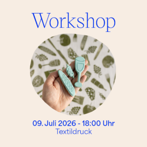 Ankündigung für den Craft and Aperitivo Workshop Textildruck am 09. Juli 2026 um 18:00 Uhr. Das Bild zeigt eine Hand, die drei mintgrüne Stempel (Baguette, Erbsenschote, Weinglas) vor bedrucktem Stoff hält.