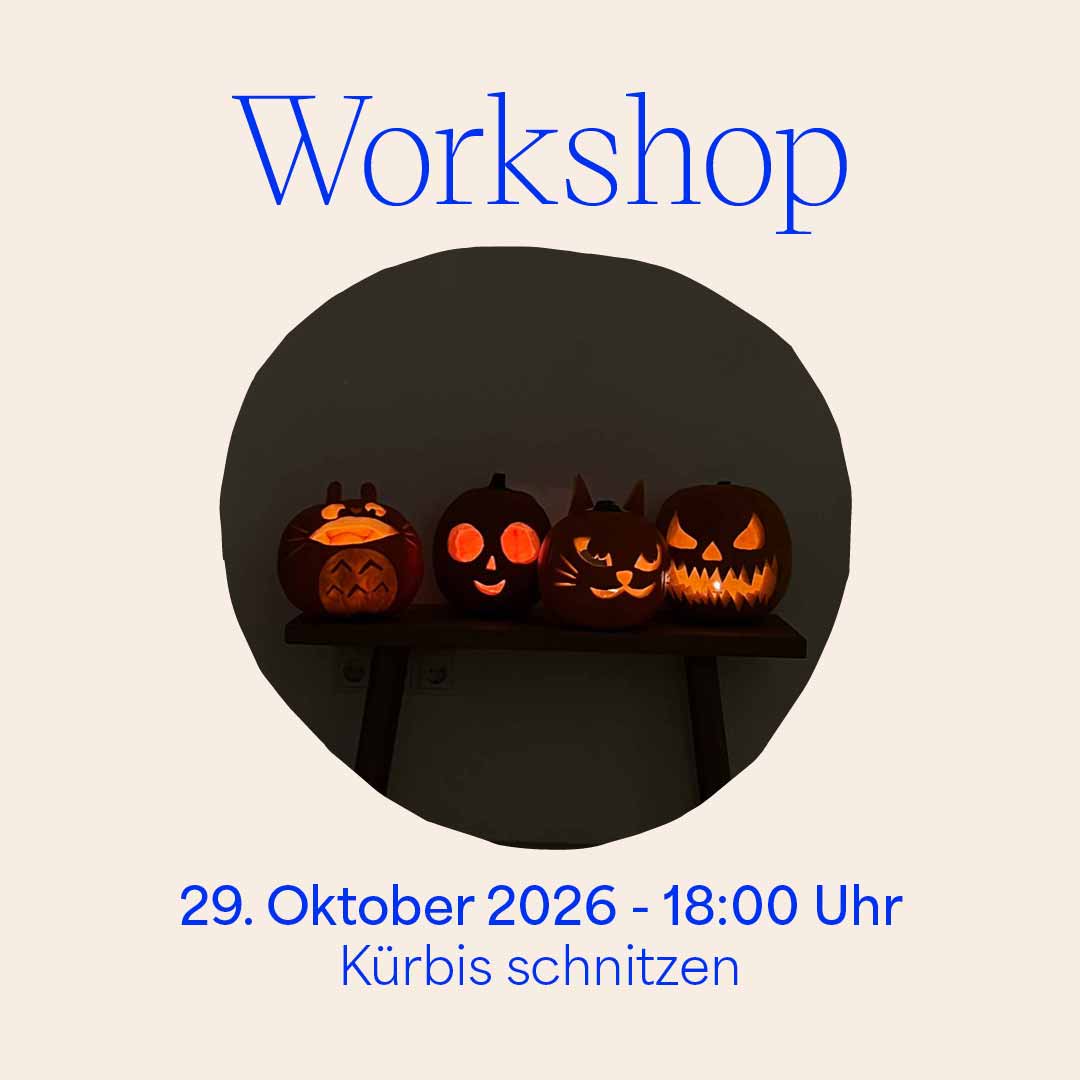 Grafik für den we love handmade Workshop 'Kürbis schnitzen' am 29. Oktober 2026. Ein kreisrundes Foto zeigt viere leuchtende, geschnitzte Halloween-Kürbisse im Dunkeln. Darüber steht 'Workshop', darunter '29. Oktober 2026 - 18:00 Uhr Kürbis schnitzen'.