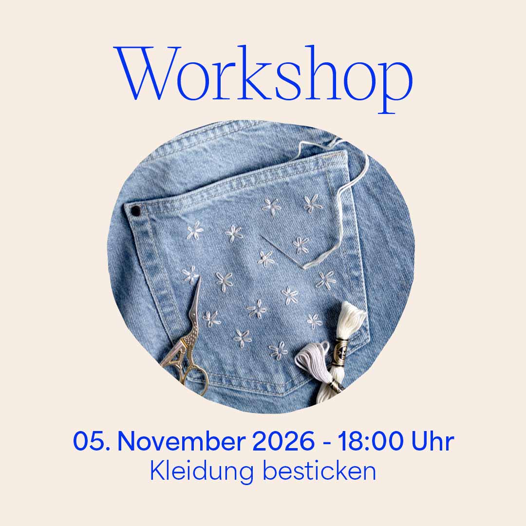 Grafik für den we love handmade Workshop 'Kleidung besticken' am 05. November 2026. Ein kreisrundes Foto zeigt eine mit kleinen weißen Blumen bestickte Jeansjacke nebst Schere und Garn. Darüber steht 'Workshop', darunter '05. November 2026 - 18:00 Uhr Kleidung besticken'.