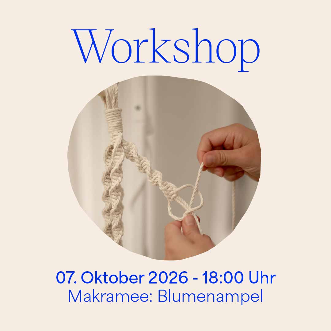 Grafik für den we love handmade Makramee Workshop am 07. Oktober 2026. Ein kreisrundes Foto zeigt Hände beim Knüpfen einer hellen Makramee-Blumenampel. Darüber steht 'Workshop', darunter '7. Oktober 2026 - 18:00 Uhr Makramee Blumenampel'.