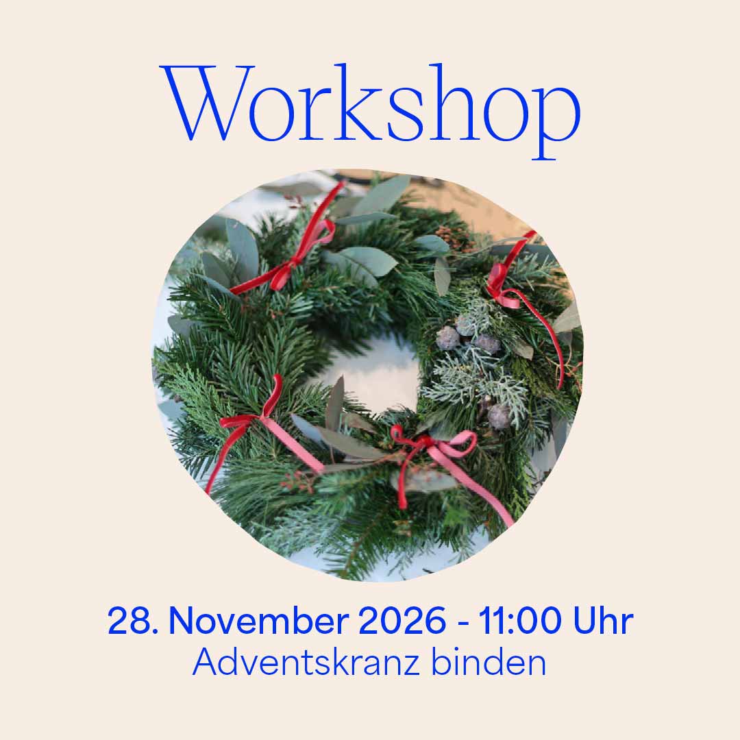Grafik für den we love handmade Workshop 'Adventskranz binden' am 28. November 2026. Ein kreisrundes Foto zeigt einen frischen Tannenkranz mit Eukalyptus und roten Schleifen von oben. Darüber steht 'Workshop', darunter '28. November 2026 - 11:00 Uhr Adventskranz binden'.