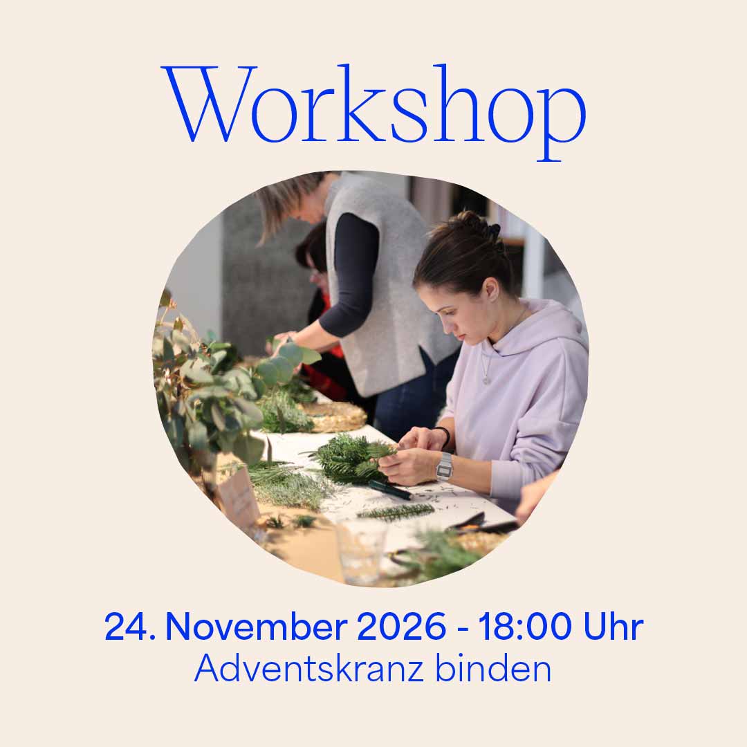 Grafik für den we love handmade Workshop 'Adventskranz binden' am 26. November 2026. Ein kreisrundes Foto zeigt einen frischen Tannenkranz mit Eukalyptus und roten Schleifen von oben. Darüber steht 'Workshop', darunter '26. November 2026 - 18:00 Uhr Adventskranz binden'.