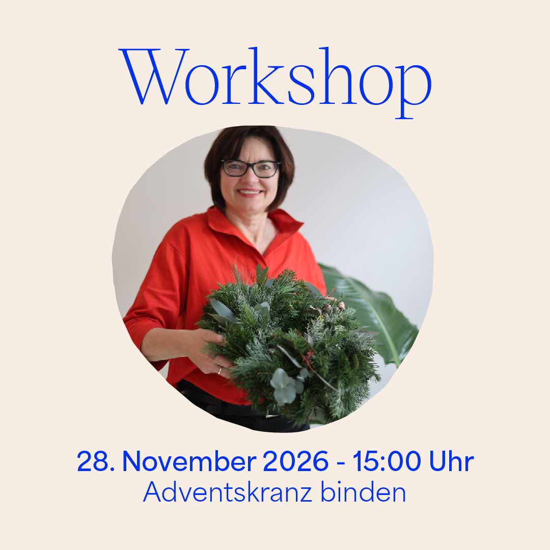 Grafik für den we love handmade Workshop 'Adventskranz binden' am 26. November 2026. Ein kreisrundes Foto zeigt eine lächelnde Frau im roten Oberteil mit ihrem gebundenen Tannenkranz. Darüber steht 'Workshop', darunter '28. November 2026 - 18:00 Uhr Adventskranz binden'.