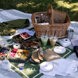 Picknickkorb von SiL mit Stickzubehör und bestickter Serviette beim Craft & Picnic Workshop in Wien