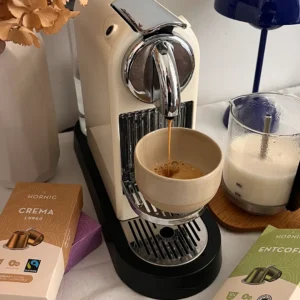 Hornig Espressokapseln und frisch gebrühter Kaffee in der Nespresso-Maschine im we love handmade DIY-Studio in Wien-Neubau