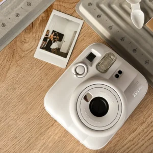 Instax mini 13 Kamera mit Sofortbild auf dem Workshop-Tisch im we love handmade Studio Wien