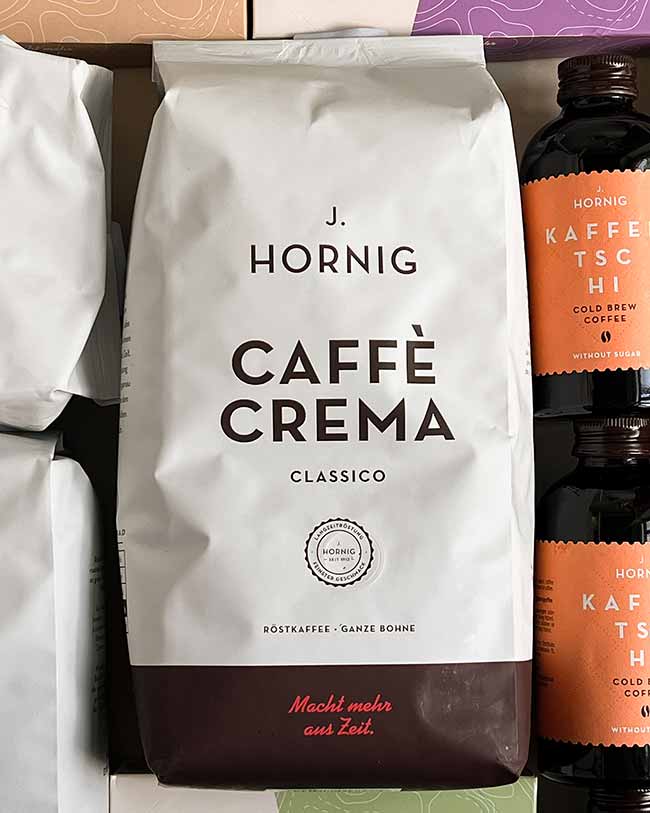 Kaffeepackung von J. Hornig Caffè Crema neben Flaschen von Kaffeetschi Cold Brew Kaffee.