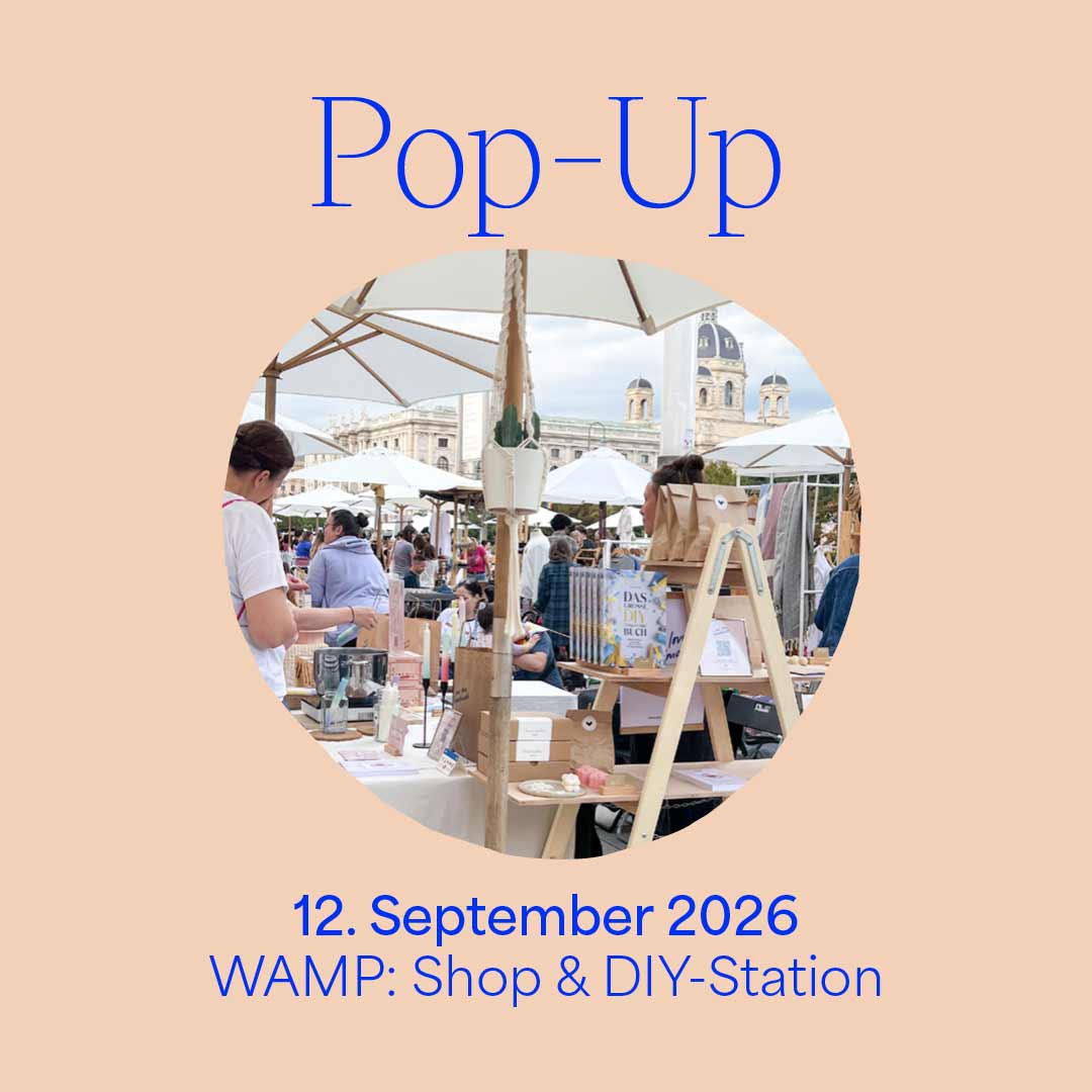 Grafik für das we love handmade Pop-Up beim WAMP Designmarkt am 12. September 2026. Kreisrundes Foto eines Outdoor-Marktstandes mit DIY-Materialien vor dem Wiener Museumsquartier.