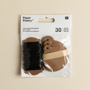 Paper Poetry Geschenkanhänger Set mit 30 runden Anhängern aus Kraftpapier in drei Größen und schwarzem Kordelband in Originalverpackung von we love handmade