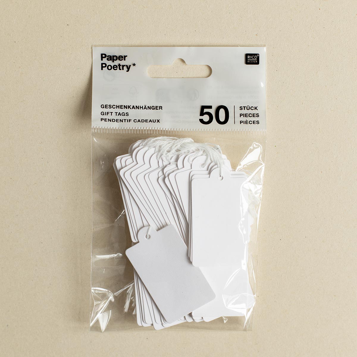 Packung mit 50 weißen Geschenkanhängern aus festem 300 g/m² Karton in klassischer Etikettenform mit Baumwollfaden von we love handmade