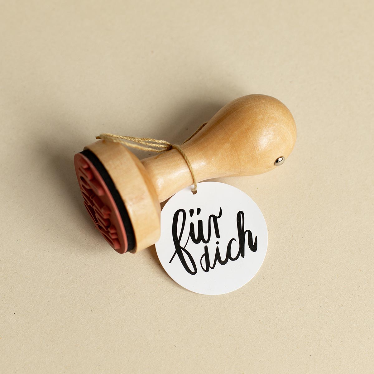 Paper Poetry Holzstempel „Für dich“ schräg auf hellem Hintergrund liegend mit Beispiel-Anhänger