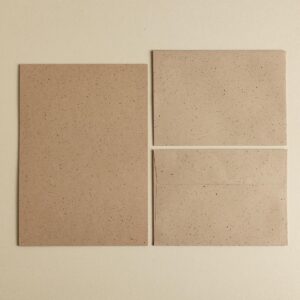 Paper Poetry Renew Set aus gefalzter B6 Klappkarte und passendem Umschlag im Farbton Cappuccino aus Recyclingpapier mit sichtbarer Maserung von we love handmade