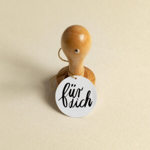 Paper Poetry Holzstempel mit rundem Papieranhänger und dem geschwungenen Schriftzug „Für dich“ von we love handmade