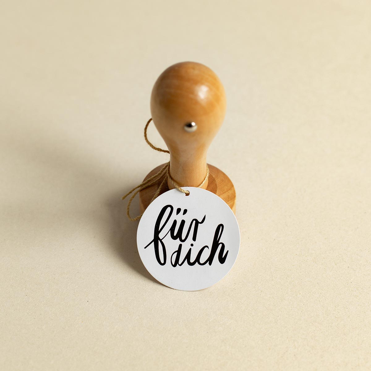 Paper Poetry Holzstempel mit rundem Papieranhänger und dem geschwungenen Schriftzug „Für dich“ von we love handmade