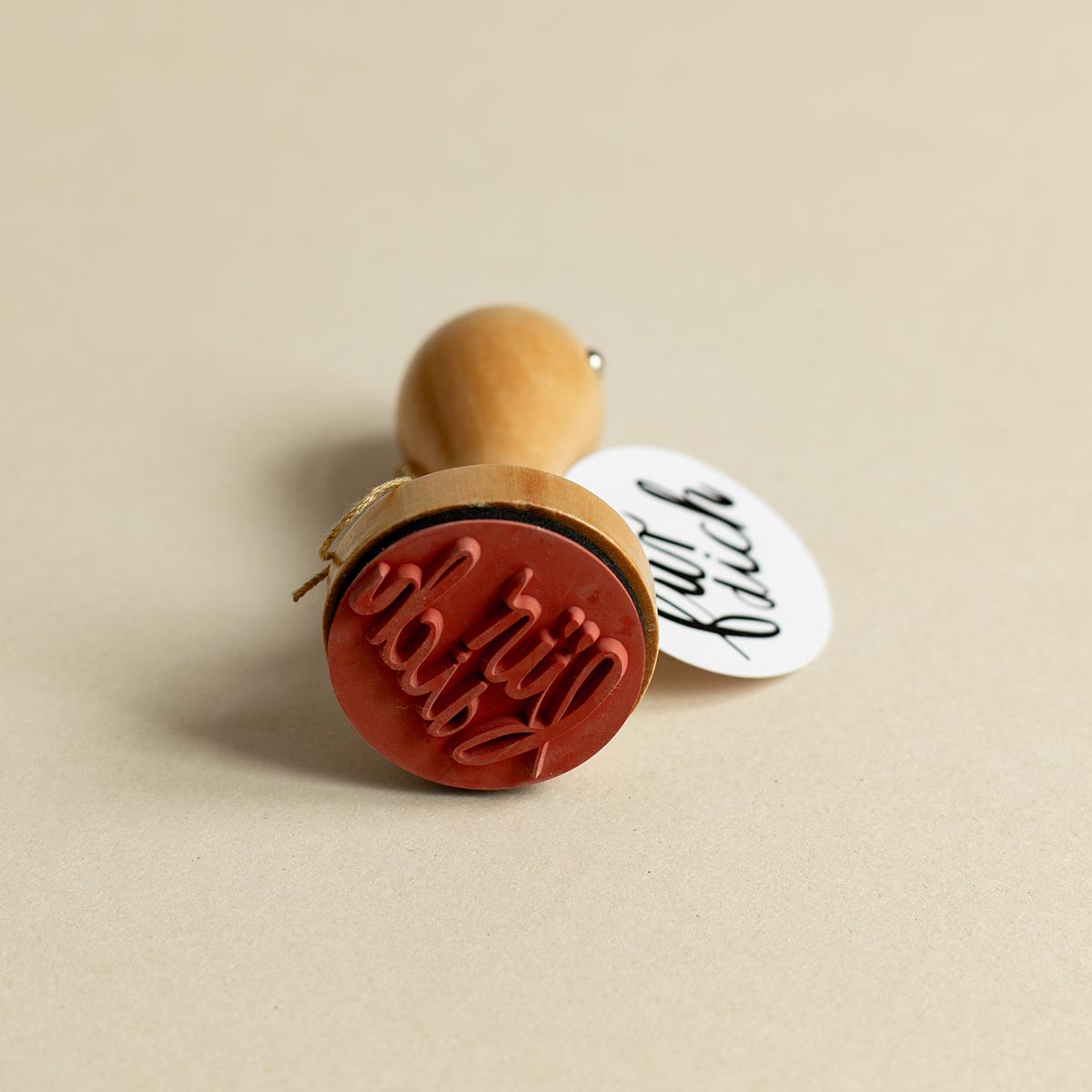Unterseite des Paper Poetry Holzstempels mit detailreich ausgearbeitetem Stempelgummi des Schriftzugs „Für dich“