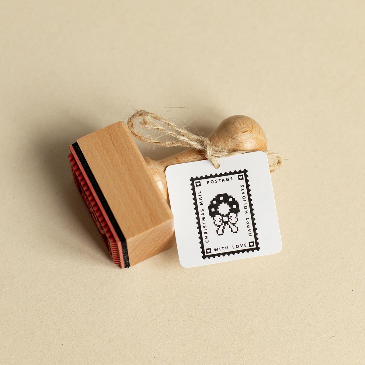 Seitliche Ansicht des Paper Poetry Holzstempels Weihnachtspost Santa mit Holzknauf und Motivschild
