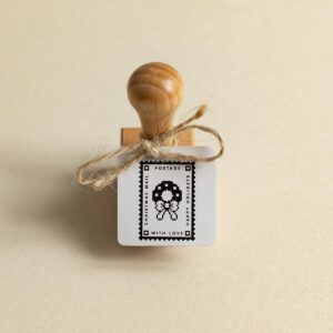 Paper Poetry Holzstempel Weihnachtspost mit Briefmarken-Motiv Santa und Schnur von we love handmade