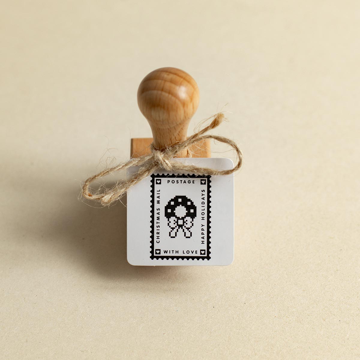 Paper Poetry Holzstempel Weihnachtspost mit Briefmarken-Motiv Santa und Schnur von we love handmade