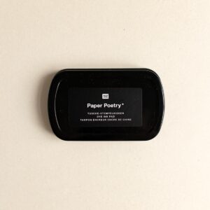 Paper Poetry Tusche Stempelkissen 7,3 x 4,5 cm in Schwarz von we love handmade