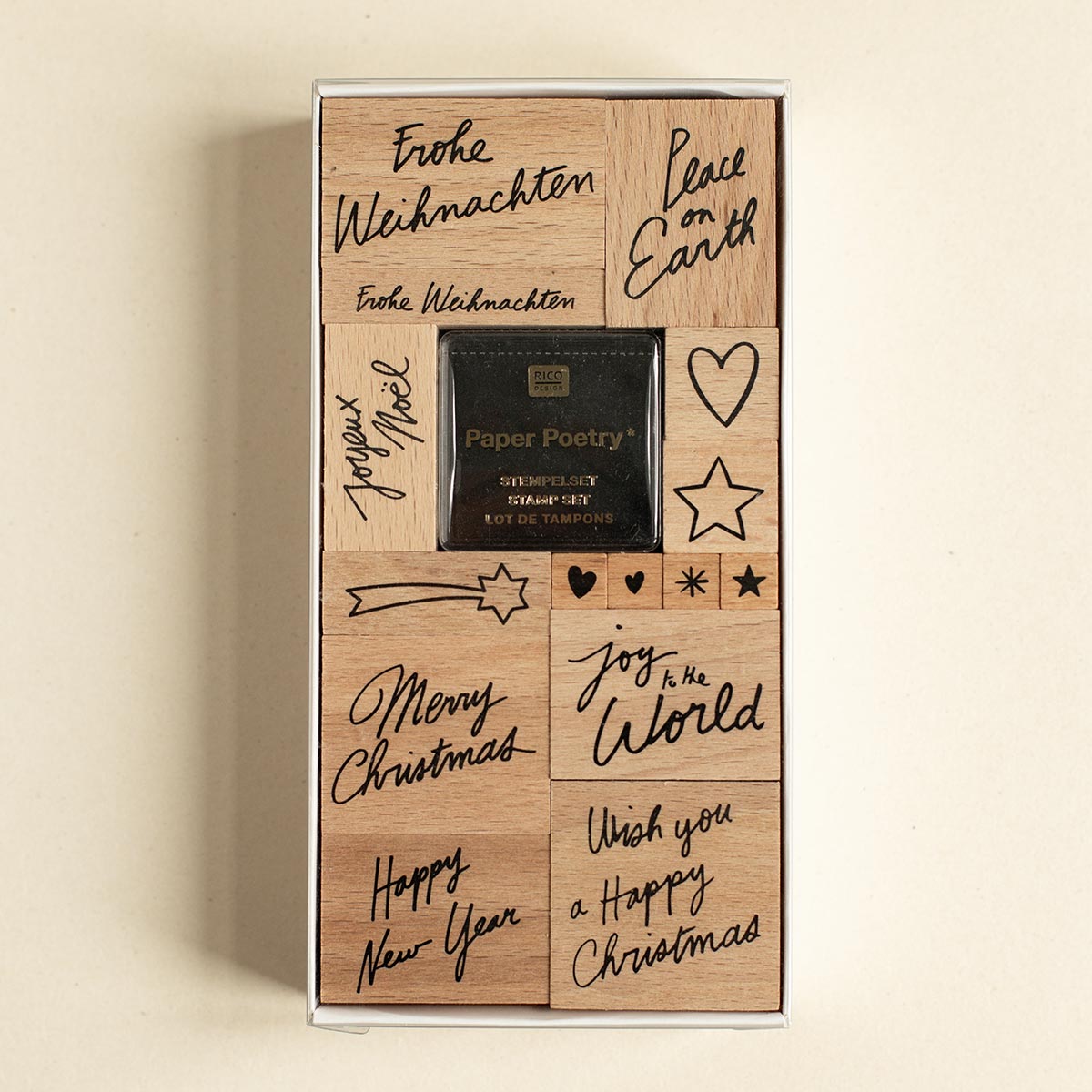 16-teiliges Paper Poetry Stempelset mit Handlettering-Schriftzügen, Zierelementen auf Holzstempeln und Stempelkissen in Verpackung von we love handmade