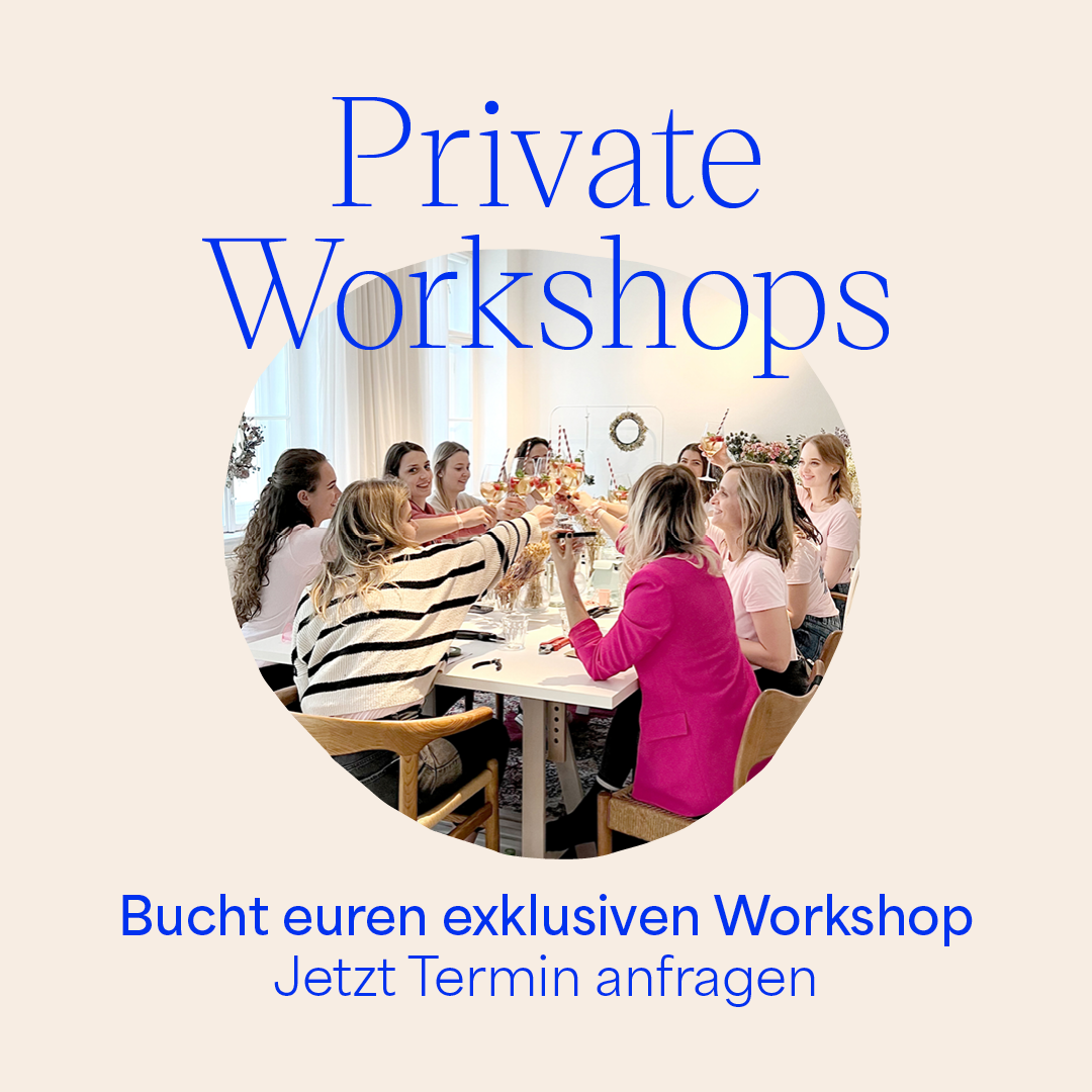 Fröhliche Gruppe von Frauen stößt bei einem privaten DIY-Workshop in Wien mit Sektgläsern an. Kreative JGA-Idee.