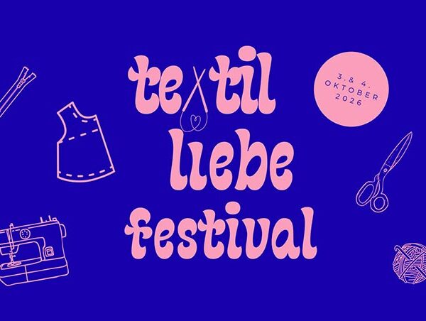 Blaues Veranstaltungsplakat für das Textilliebe Festival im Oktober 2026 im MuseumsQuartier Wien mit rosa Schrift und Illustrationen von Nähzubehör